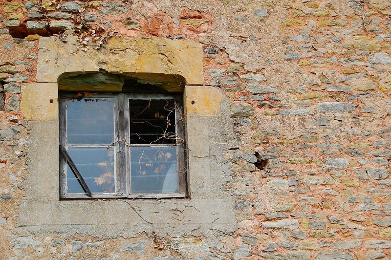 détail d'une ouverture située dans la façade sud de l'aile des communs