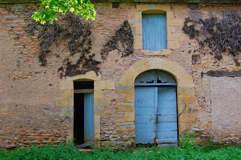 vue partielle des ouvertures du rez-de-chaussée de la façade nord de l'aile des communs