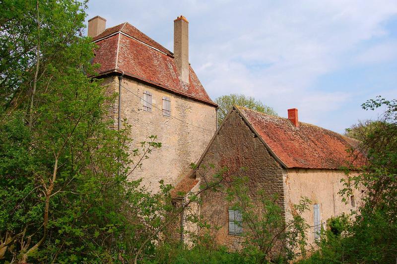 vue partielle des façades sud du château et de l'aile des communs