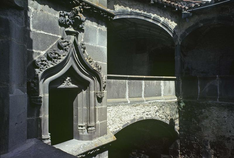 Tourelle d'escalier, détail d'une fenêtre