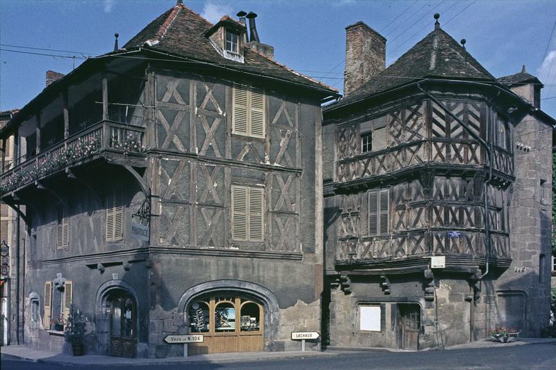 Maison sergentale et maison à pans de bois sur la place Jean-Jaurès