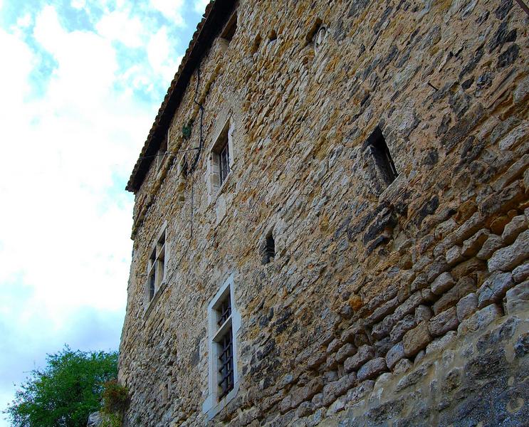 vue d'une façade depuis une des rues du vieux village