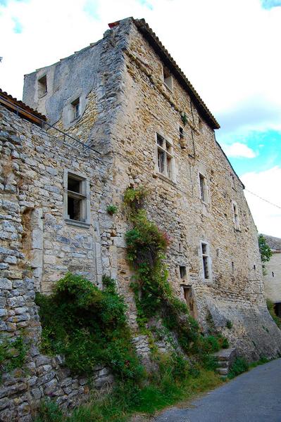 vue d'une façade depuis une des rues du vieux village