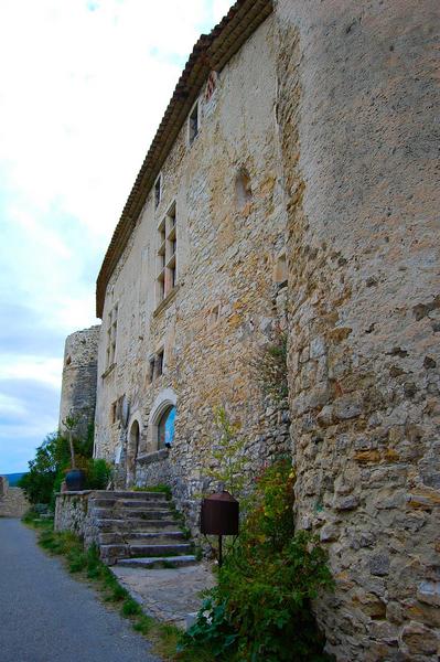 vue d'une façade depuis une des rues du vieux village