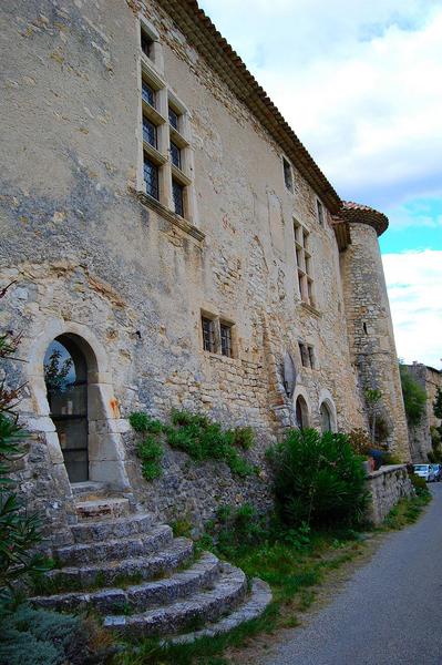 vue d'une façade depuis une des rues du vieux village