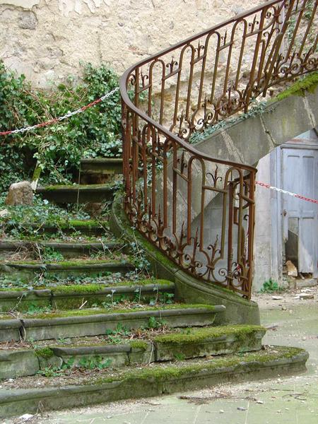 vue partielle de l'escalier d'honneur et de sa rampe en fer forgé