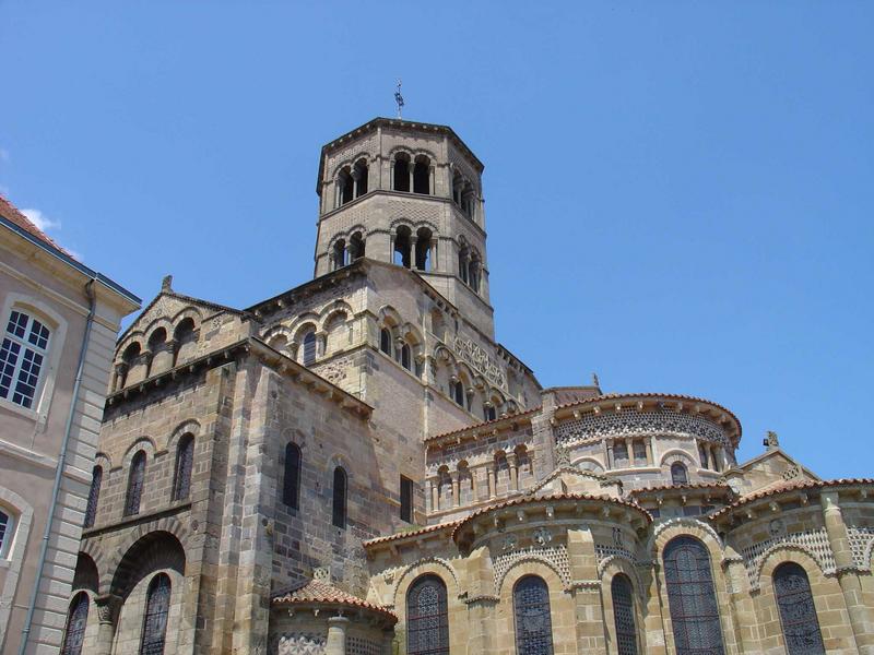 vue partielle du chevet, du clocher et du bras sud du transept