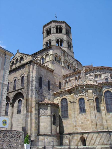 vue partielle du chevet, du clocher et du bras sud du transept