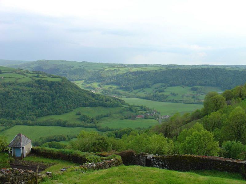 vue du paysage environnant depuis le bourg de Salers sur la vallée de l'Aspre