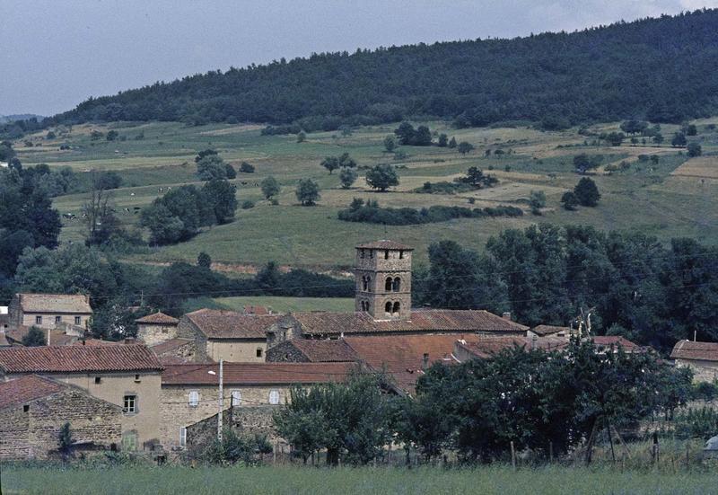 Clocher et maisons environnantes