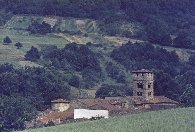 Clocher et maisons environnantes