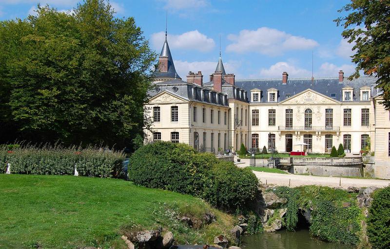 vue partielle de la façade sud du château