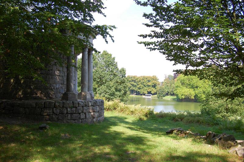 vue générale du parc, vue partielle du temple de la philosophie