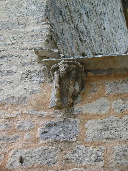 corbeau sculpté situé sur la façade de l'église, représentation d'un singe