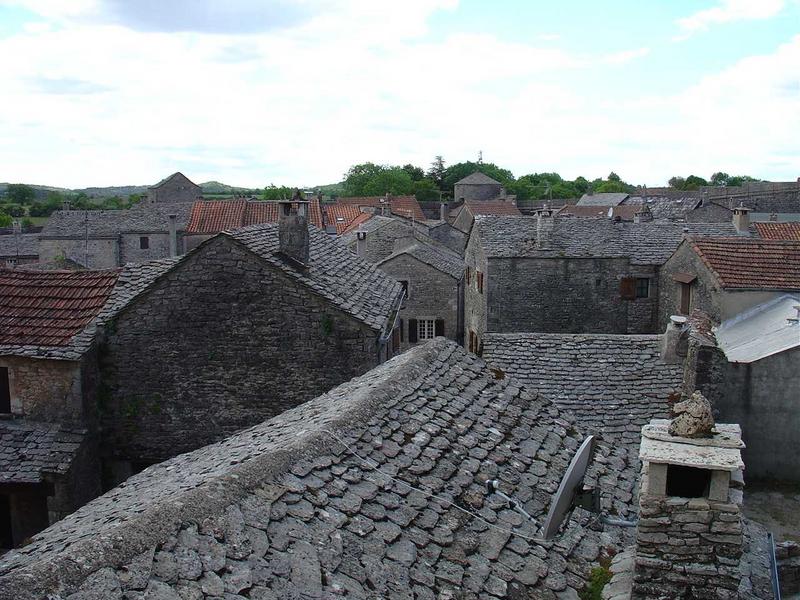 vue générale des toits du village La Couvertoirade depuis les remparts