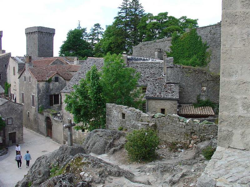 vue générale du village de La Couvertoirade depuis le site de l'église