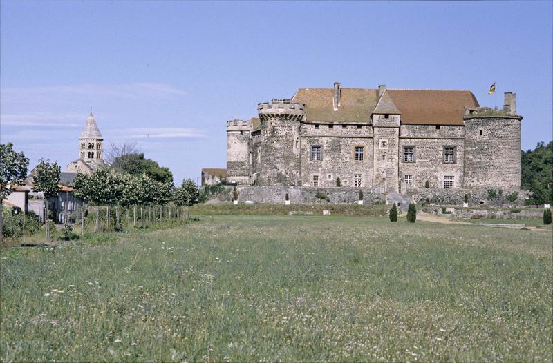 Façade principale et clocher de l'église