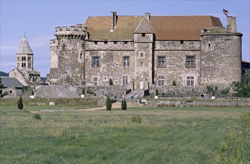 Façade principale et clocher de l'église