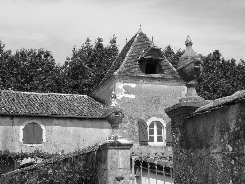 vue partielle de la façade sud des communs