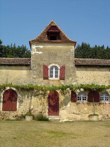 vue partielle de la façade sud des communs