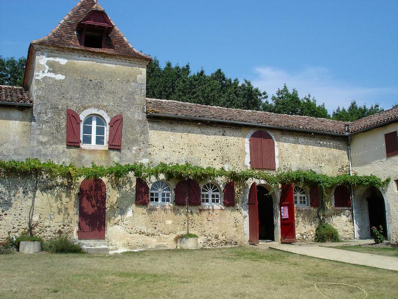 vue partielle de la façade sud des communs