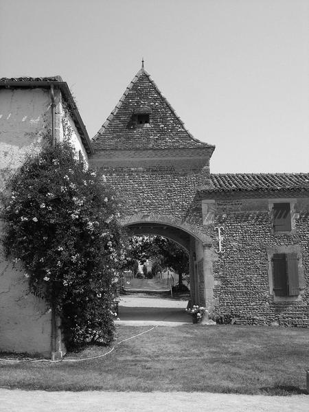 vue partielle de la façade ouest des communs, pigeonnier porche