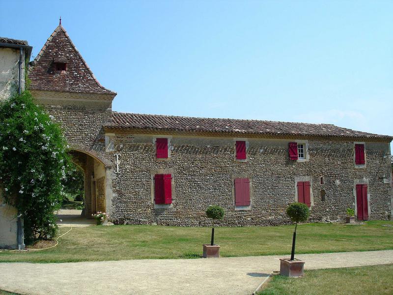 vue générale de la façade ouest des communs