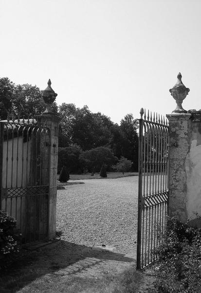 vue du portail d'accès au jardin depuis la cour des communs