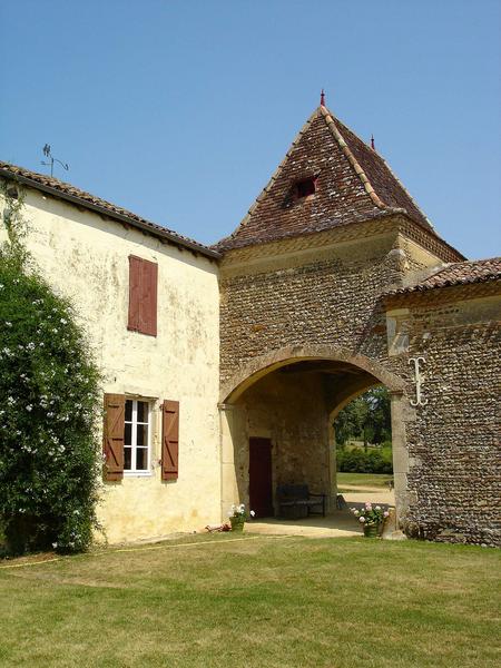 vue partielle des communs, pigeonnier porche