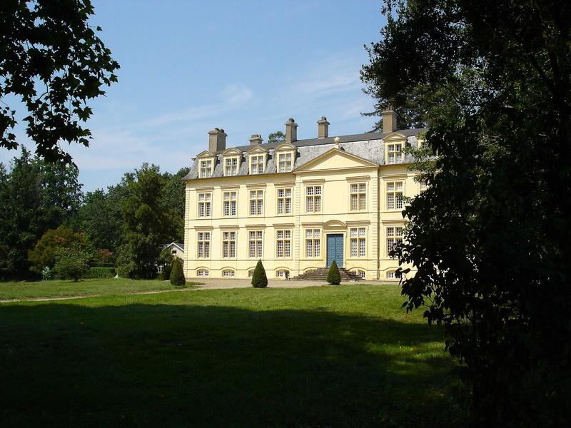 vue partielle de la façade sud du château