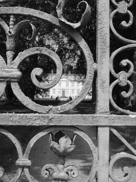 détail du portail d'entrée du château