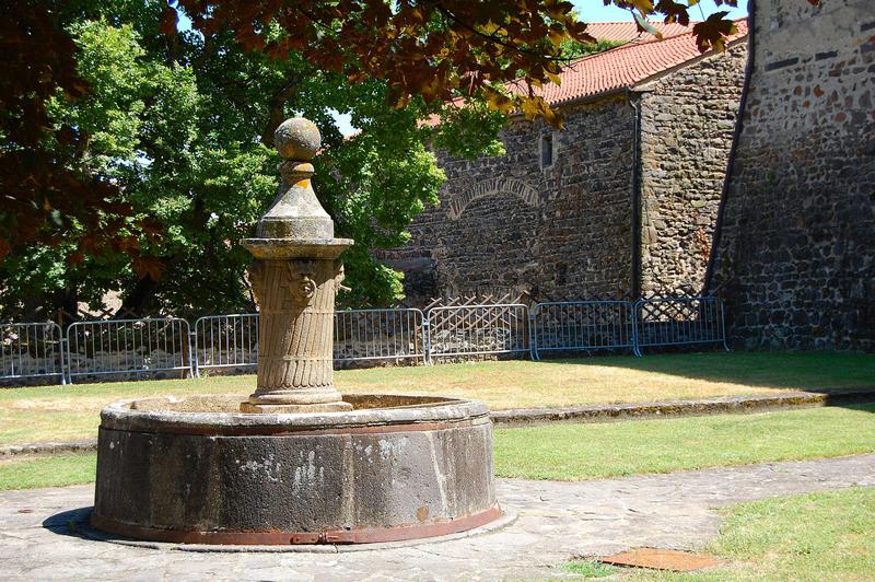 vue générale de la fontaine située dans la basse-cour