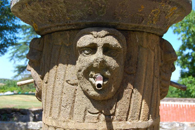 détail d'un masque de la fontaine située dans la basse-cour