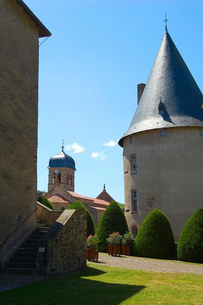 vue partielle de la tour sud-est et du clocher de l'église