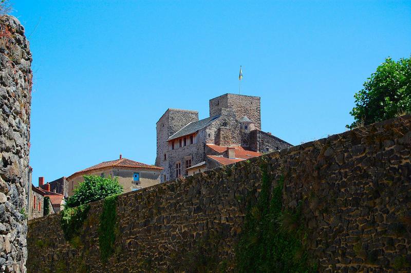 vue partielle depuis le château de Villeneuve-Lembron