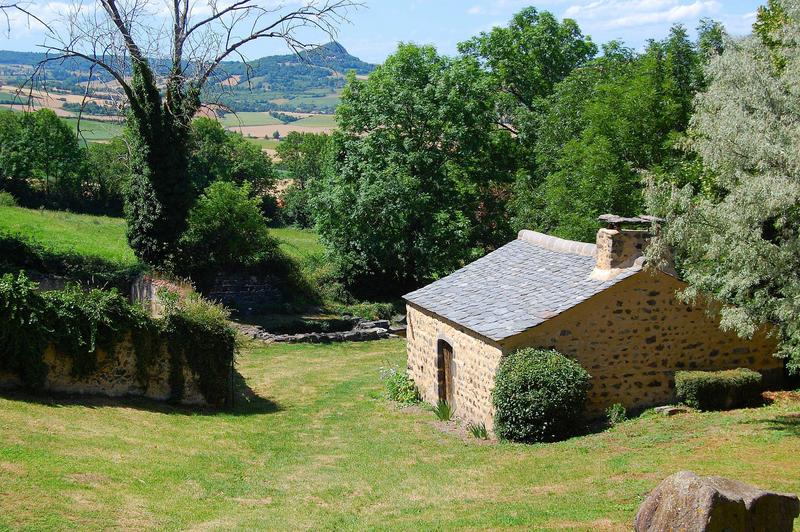 vue générale du lavoir dans son environnement depuis le château de Villeneuve-Lembron