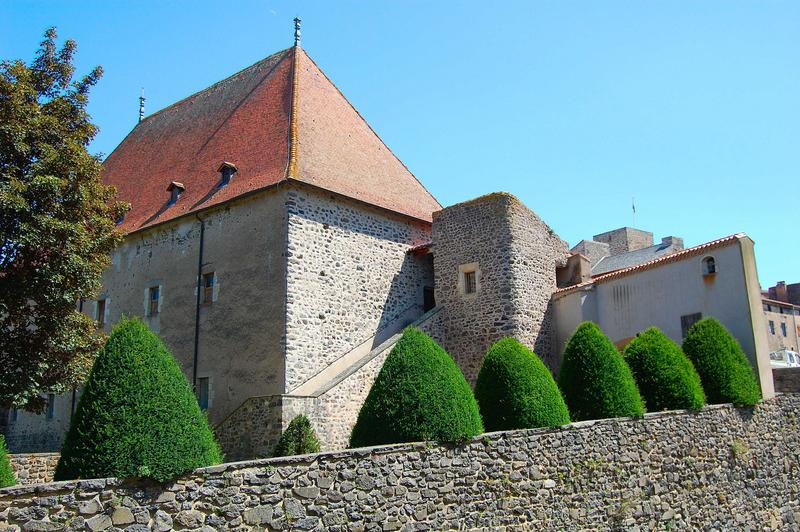 vue générale du bâtiment des écuries, façades nord-ouest