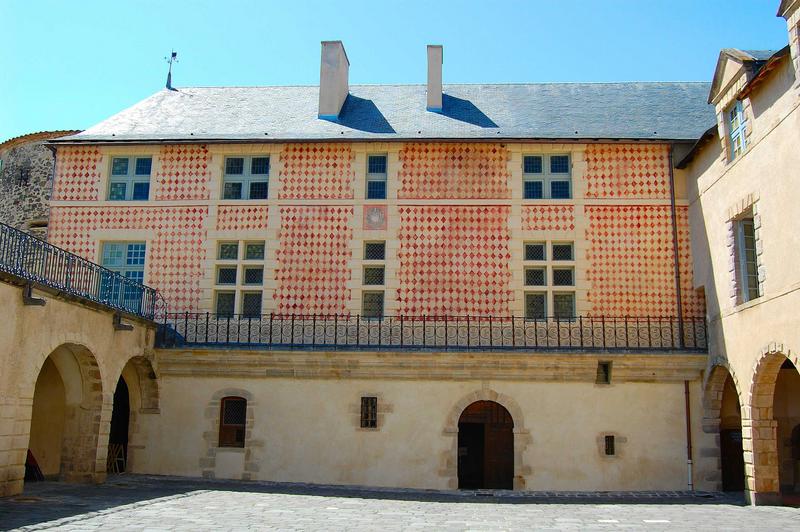 vue générale de la façade est de la cour d'honneur