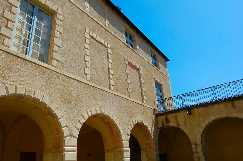 vue partielle de la façade ouest de la cour d'honneur