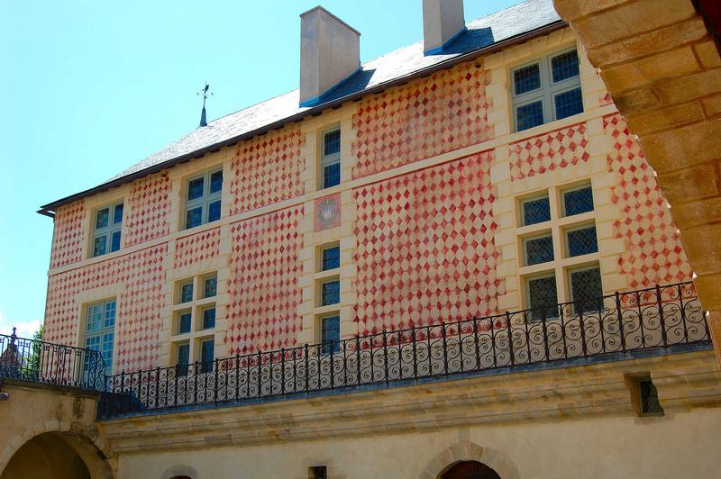 vue partielle de la façade est de la cour d'honneur