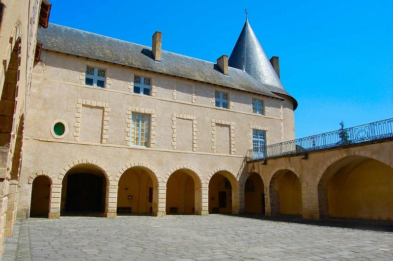 vue générale de la façade ouest de la cour d'honneur