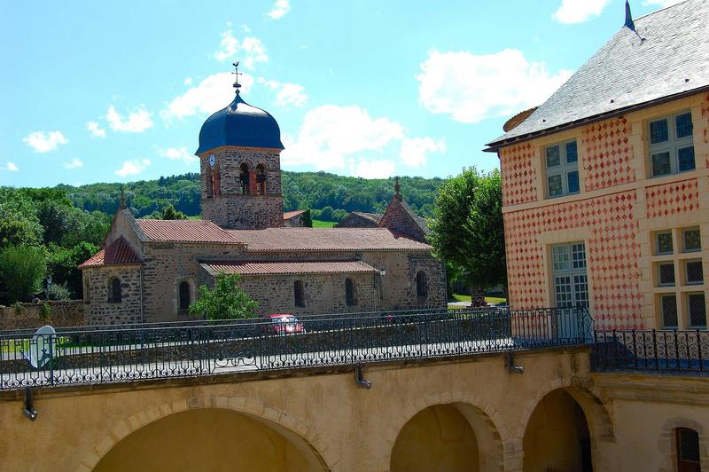 vue générale de l'église et vue partielle de la façade est du château