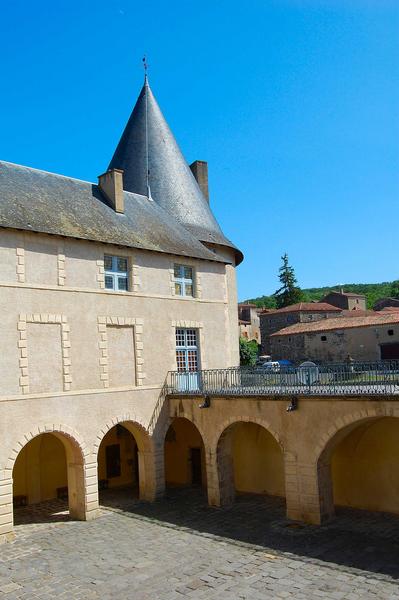 vue partielle de la façade ouest de la cour d'honneur