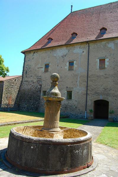 vue générale de la fontaine située dans la basse-cour