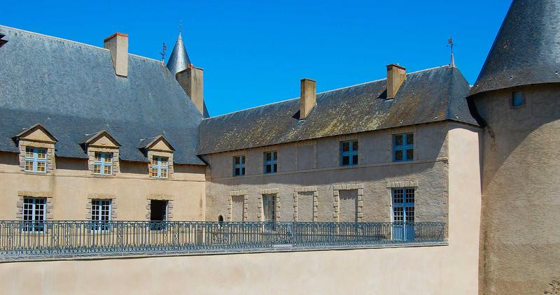 vue partielle des façades sud et ouest de la cour d'honneur