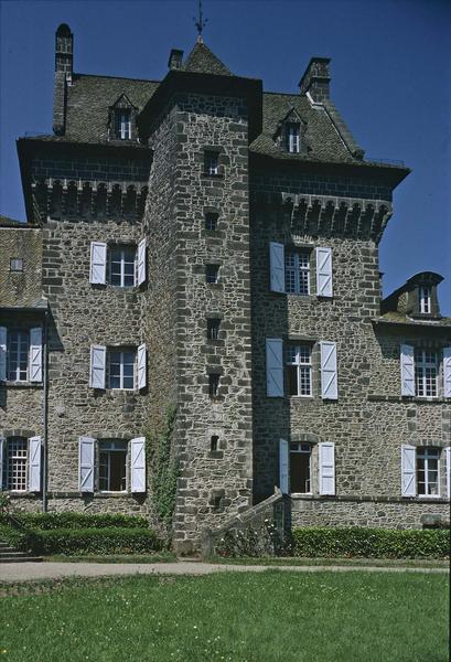 Tourelle d'escalier et aile sur parc