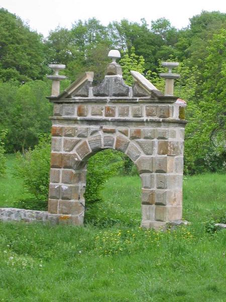 vue générale du porche d'accès aux anciens jardins
