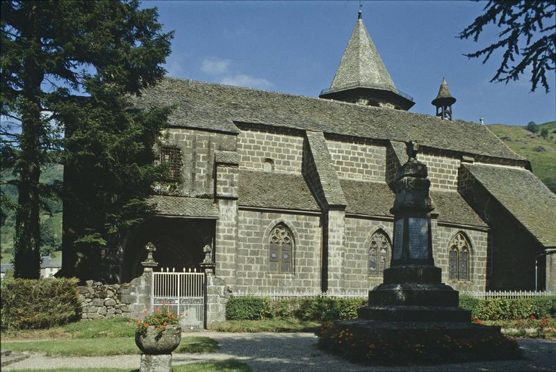 Façade latérale et le monument aux morts