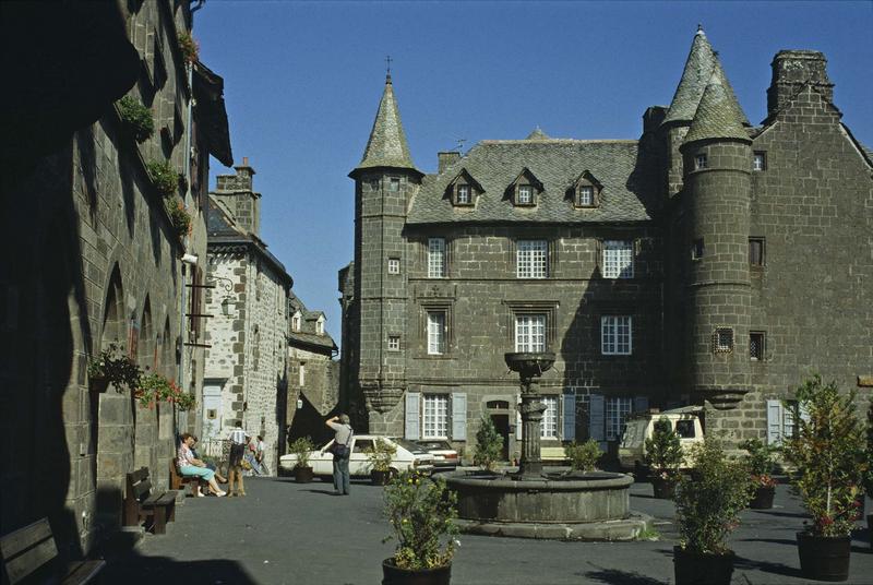 Façade principale à tourelles sur la place Tyssandier-d'Escous