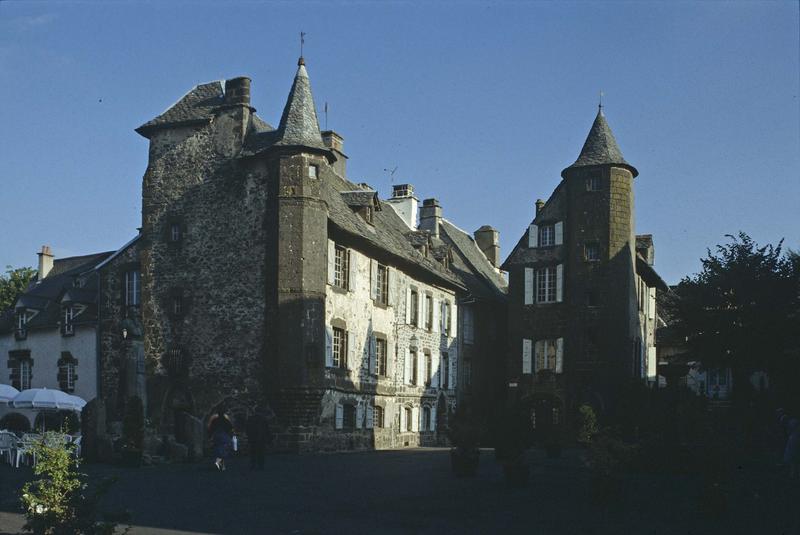 Façade principale sur la place Tyssandier-d'Escous